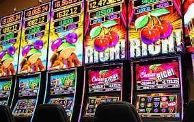 79slot Live Casino ဒိုင် တိုက်ရိုက်ကစားနေပုံ